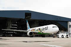 AIR DO、特別塗装機「ベア・ドゥ北海道JET」が完成しドックアウト 7月
