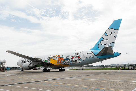 AIR DO、特別塗装機「ベア・ドゥ北海道JET」が完成しドック