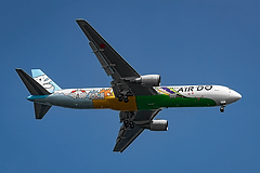 AIR DOの特別塗装機「ベア・ドゥ北海道JET」が羽田に到着 - トラベル Watch