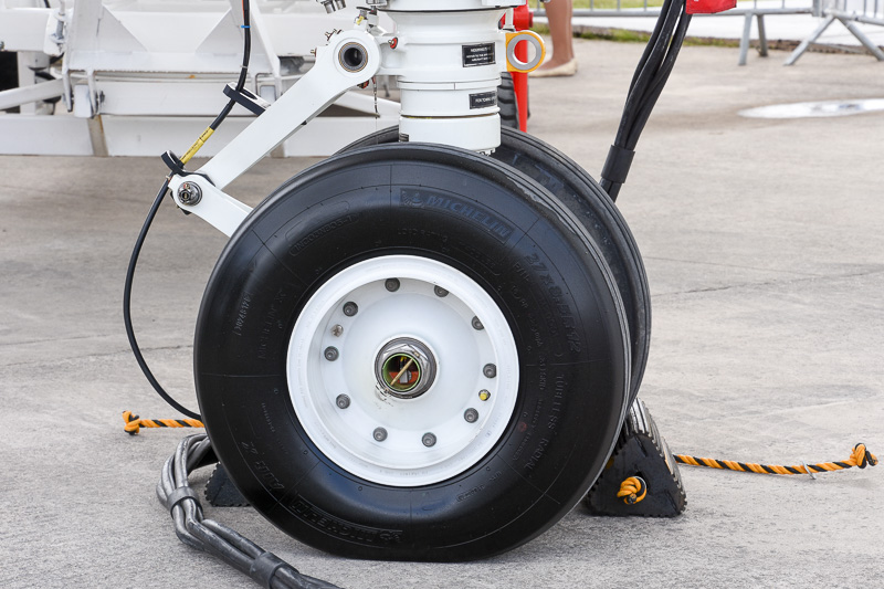 ノーズギア（写真左）とメインギア（写真右）のタイヤはいずれもミシュランの「AIR X」を採用