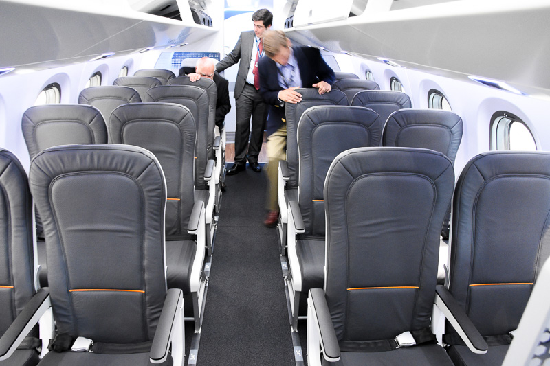 シートの上側にあるオーバーヘッドコンパートメントは、人が出入りしやすいよう傾斜を付けた形状が特徴