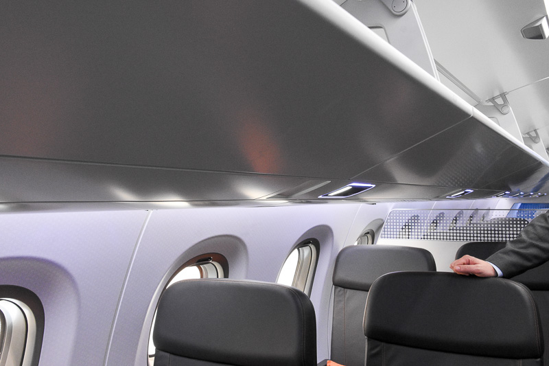 シートの上側にあるオーバーヘッドコンパートメントは、人が出入りしやすいよう傾斜を付けた形状が特徴