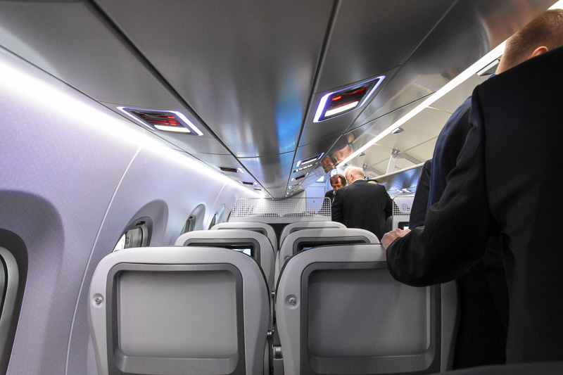 シートの上側にあるオーバーヘッドコンパートメントは、人が出入りしやすいよう傾斜を付けた形状が特徴