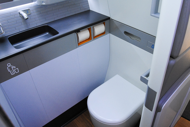 機体後方のラバトリー