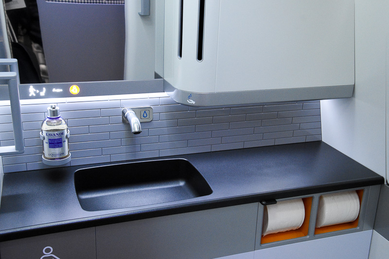 機体後方のラバトリー