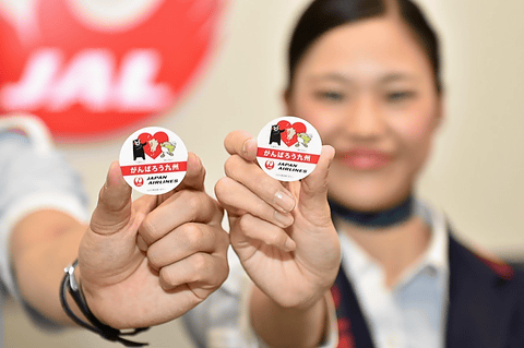 JAL、「九州応援プロジェクト」の一環で「がんばろう九州 バッジ