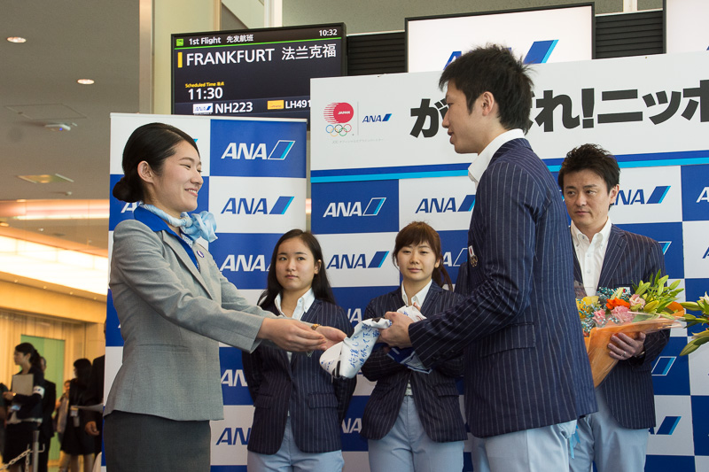 ANAの地上スタッフから水谷隼選手へ寄せ書きをプレゼント