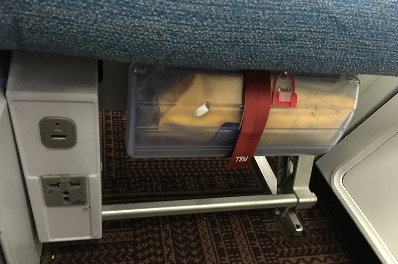 座席の下にユニバーサルACコンセントとUSBポートのユニットがある