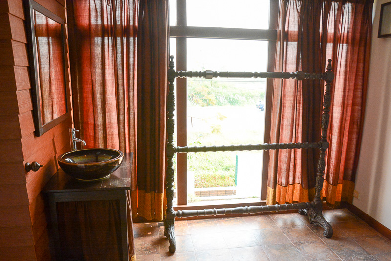 アナンダスイート。ベッドルームが2つあるほか、ダイニングや簡易キッチンを備える