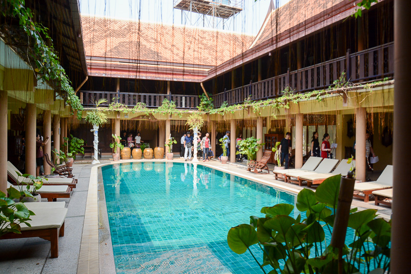 ホテル中央のプール