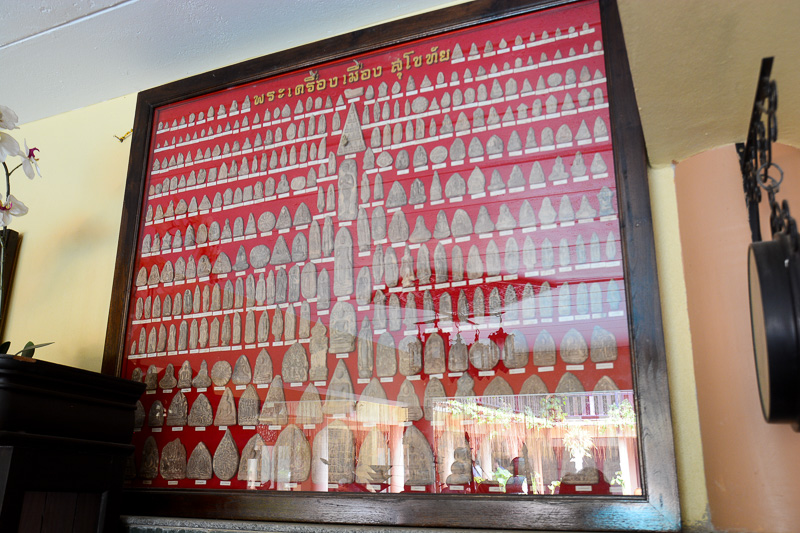 おそらくオーナーの趣味と思われるアンティークな品々が飾られる