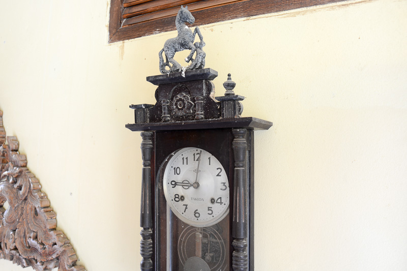 おそらくオーナーの趣味と思われるアンティークな品々が飾られる