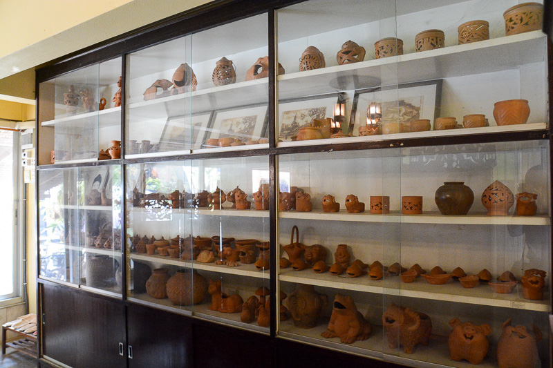 おそらくオーナーの趣味と思われるアンティークな品々が飾られる