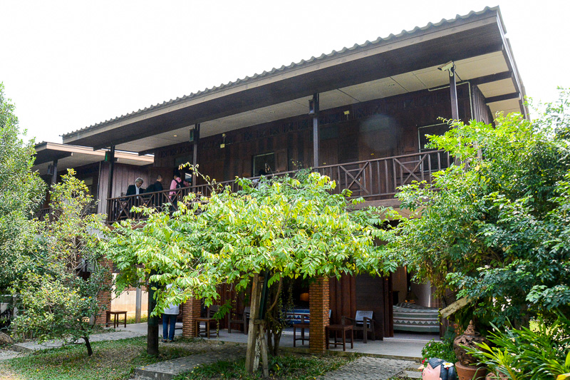 緑に囲まれた通路の両脇にいくつかあるコテージが宿泊部屋