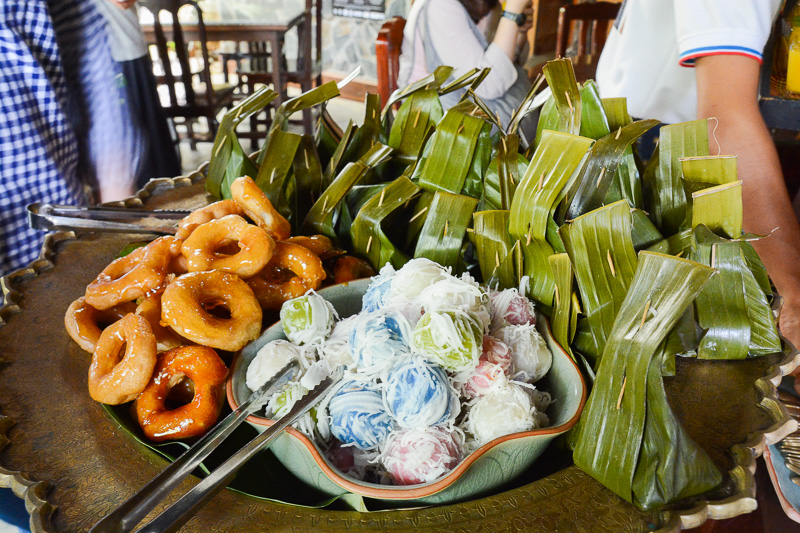 ウェルカムスイーツをいただいた。写真右のマンゴースムージーはウェルカム用のサイズで、この倍のサイズを60バーツ（約180円）で販売している