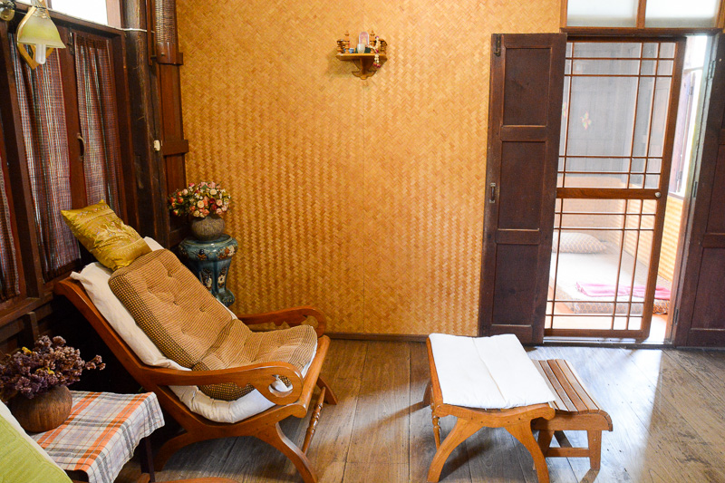 開放的なスペースにソファやチェアが複数設置されており、くつろげるスペースが多い