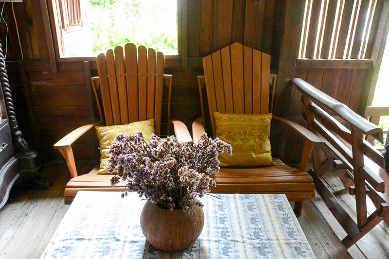 開放的なスペースにソファやチェアが複数設置されており、くつろげるスペースが多い