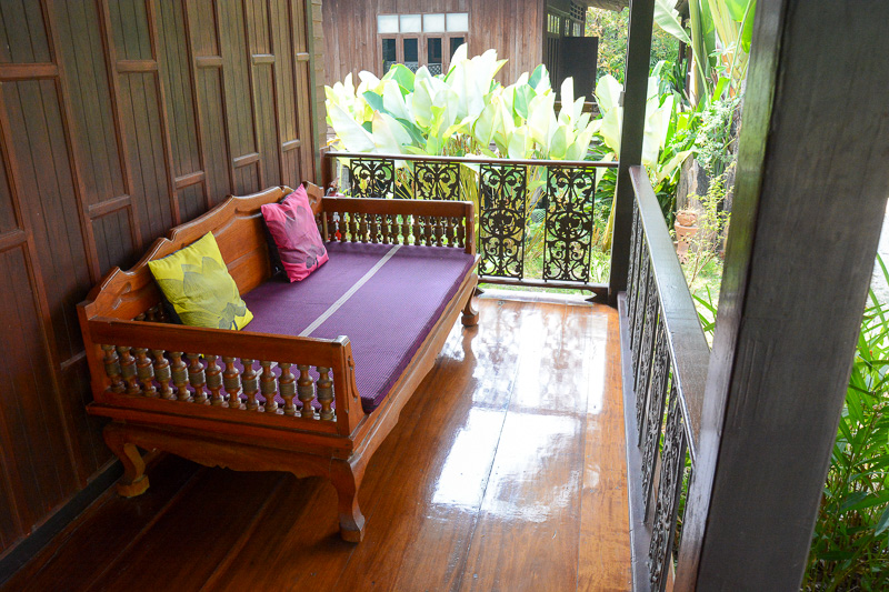 開放的なスペースにソファやチェアが複数設置されており、くつろげるスペースが多い