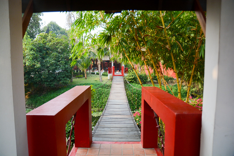 川を渡る吊り橋も