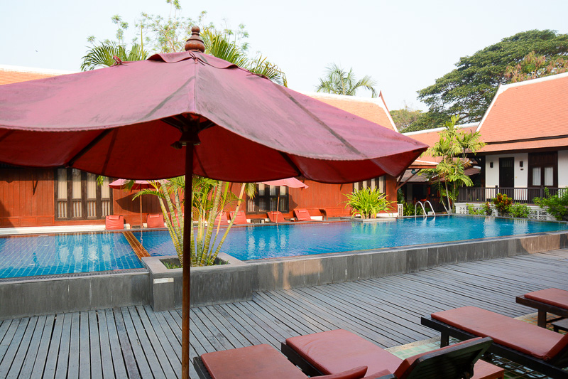 デッキチェアとパラソルは備え付け