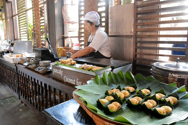 タイ風料理を味わえる。風通しのよい南国風の建物がいかにもタイらしい
