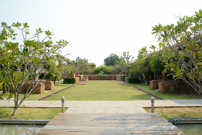 レセプションを抜けると、このホテルの広大さに気付く。両脇にレストランやバー、ボールルーム、そして客室が並ぶ