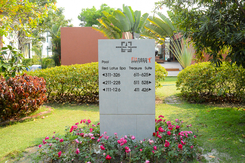 レセプションを抜けると、このホテルの広大さに気付く。両脇にレストランやバー、ボールルーム、そして客室が並ぶ