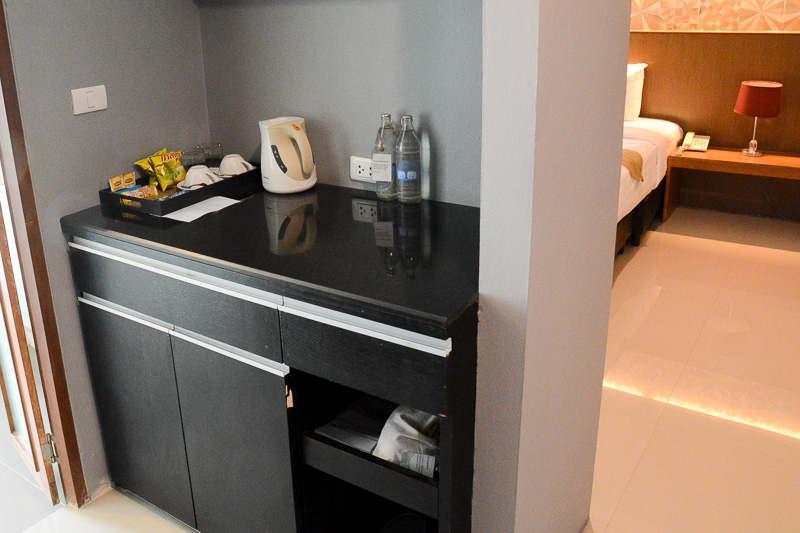部屋に入ってすぐのところにミニバー。下の棚には冷蔵庫も備わっている