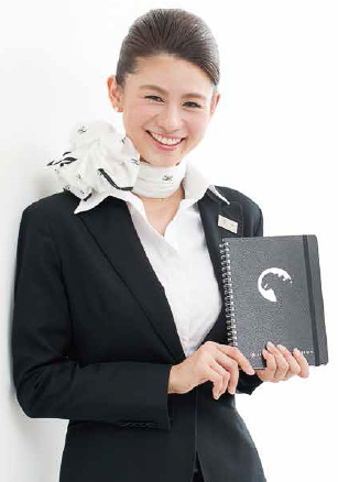 「ゴジラリングノート」手にする客室乗務員