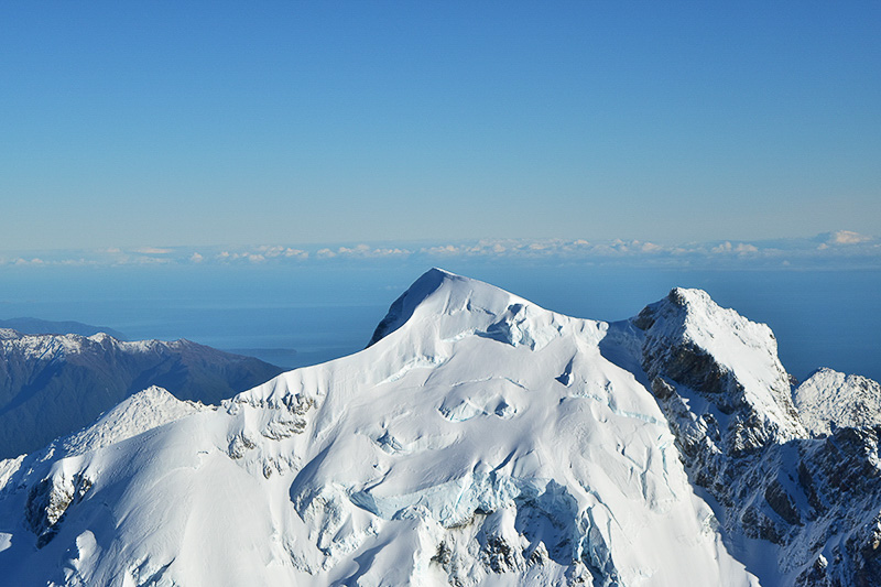 切り立った峰の向こうには西海岸側のタスマン海が見えました