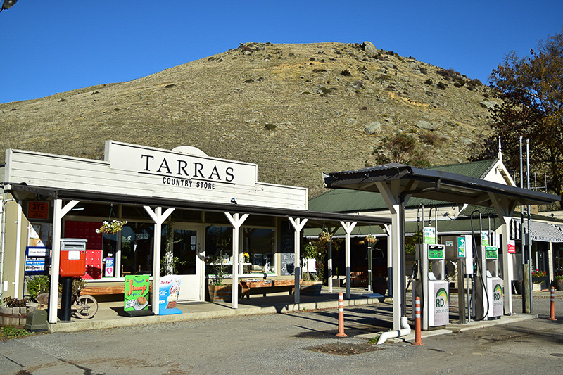 雑貨屋さんとお土産屋さんを足して2で割った感じのお店。その右隣にはカフェとニュージーランド産メリノウールのお店