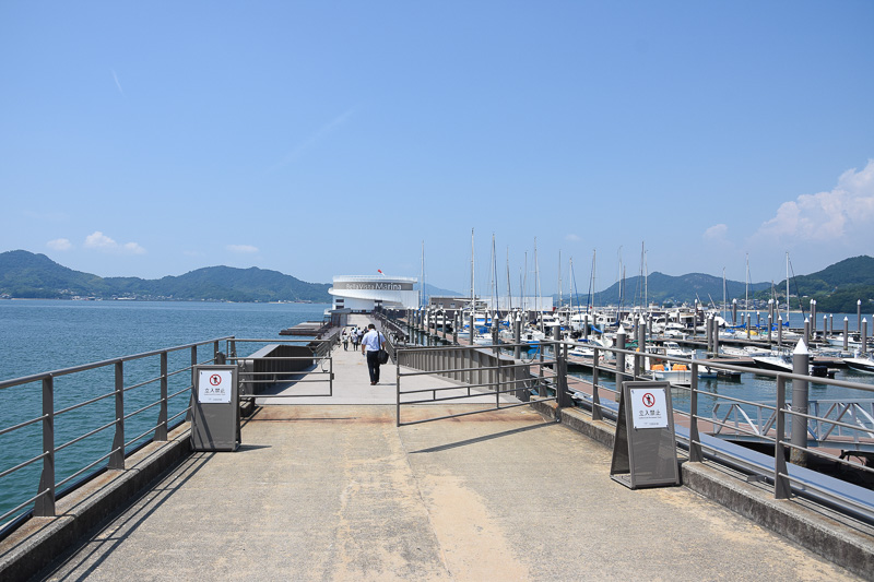 この通路を通って桟橋へ