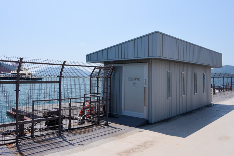 乗客が乗り降りする桟橋の建物