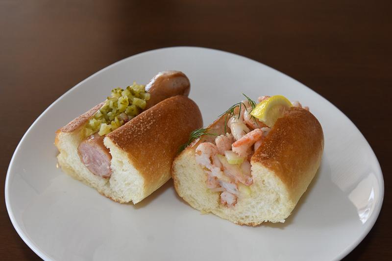 左が「せとうちポークドッグ」、右が「せとうちえびドッグ」