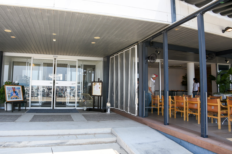 上記のホットドッグは、今回は隣のパスタ＆カフェ「SOFU」でいただいた。マリーナを眺めながら食事やドリンクを楽しめる