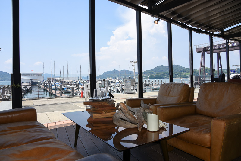 上記のホットドッグは、今回は隣のパスタ＆カフェ「SOFU」でいただいた。マリーナを眺めながら食事やドリンクを楽しめる