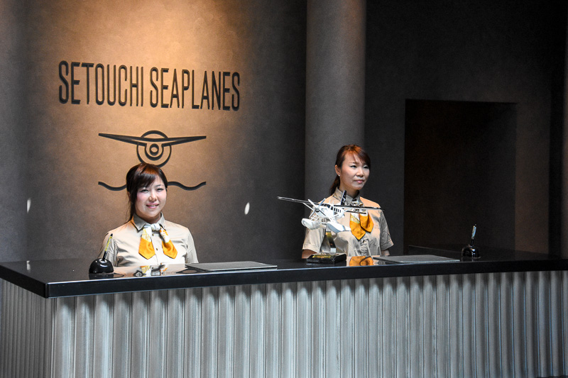 受付カウンター。その足下にある四角いスペースが体重計