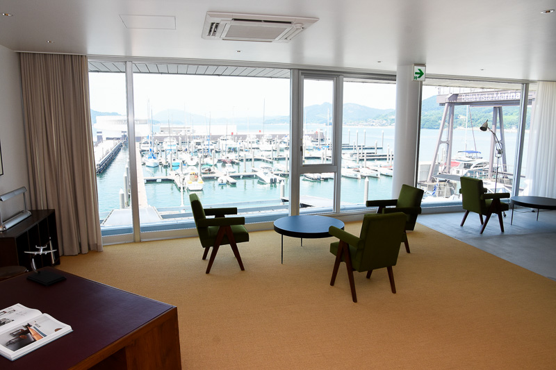 マリーナを一望できるラウンジ