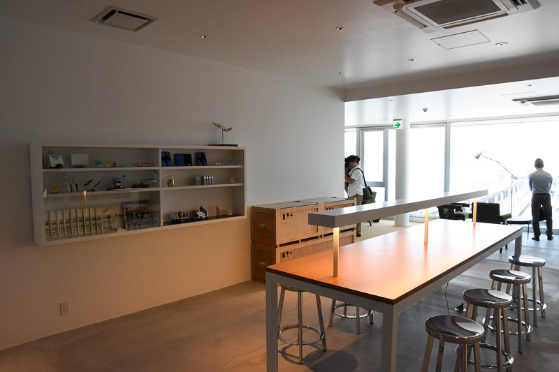 多人数が乗るフライトではないことを考えると、ラウンジ内のスペースはかなりゆとりがある