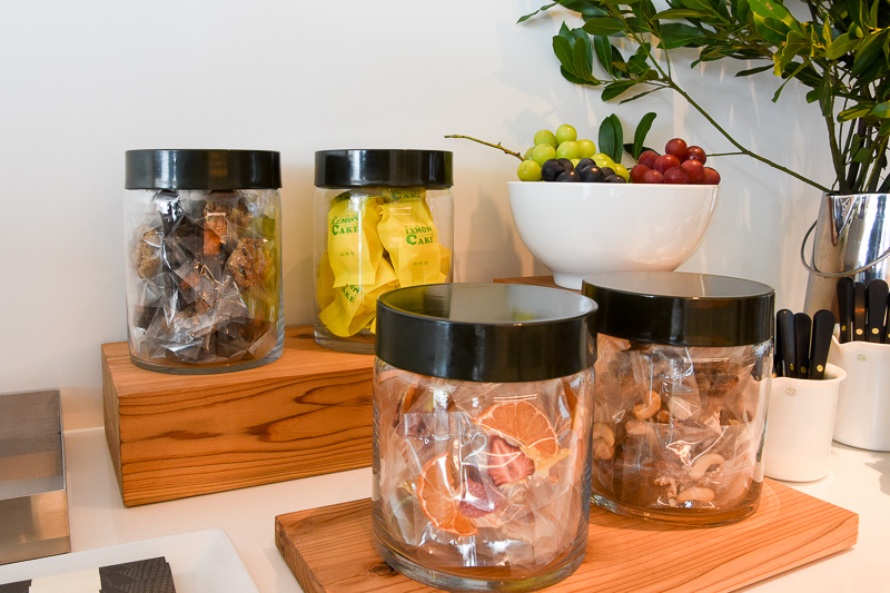 ドリンクやお菓子は瀬戸内地方のものを中心に提供する