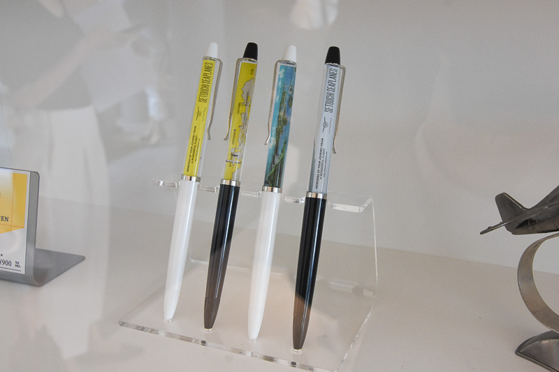 KODIAK 100型機が浮かぶ「フローティングペン」（900円）