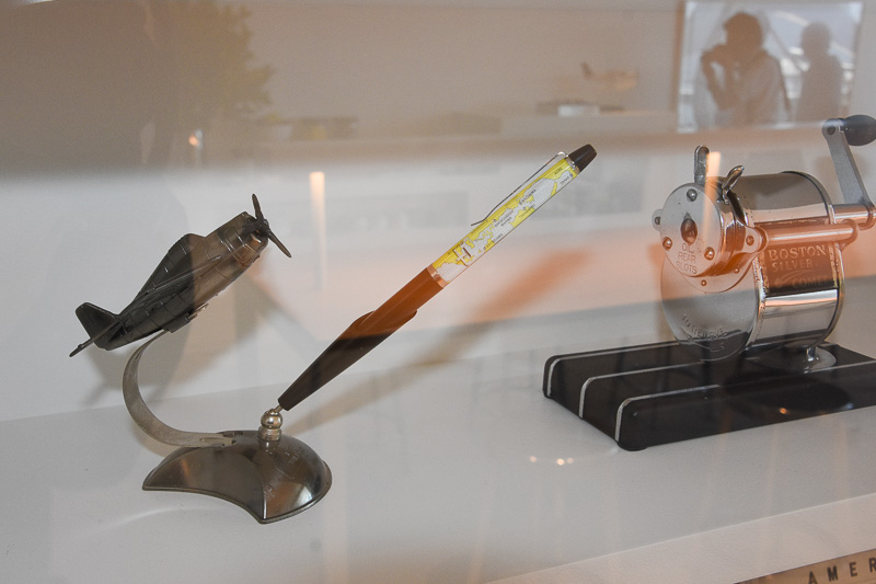 KODIAK 100型機が浮かぶ「フローティングペン」（900円）