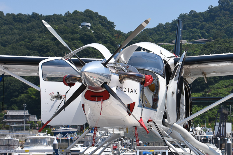 エンジンはプラット＆ホイットニーのターボプロップエンジン「PT6A-34」。4翅のプロペラを装備