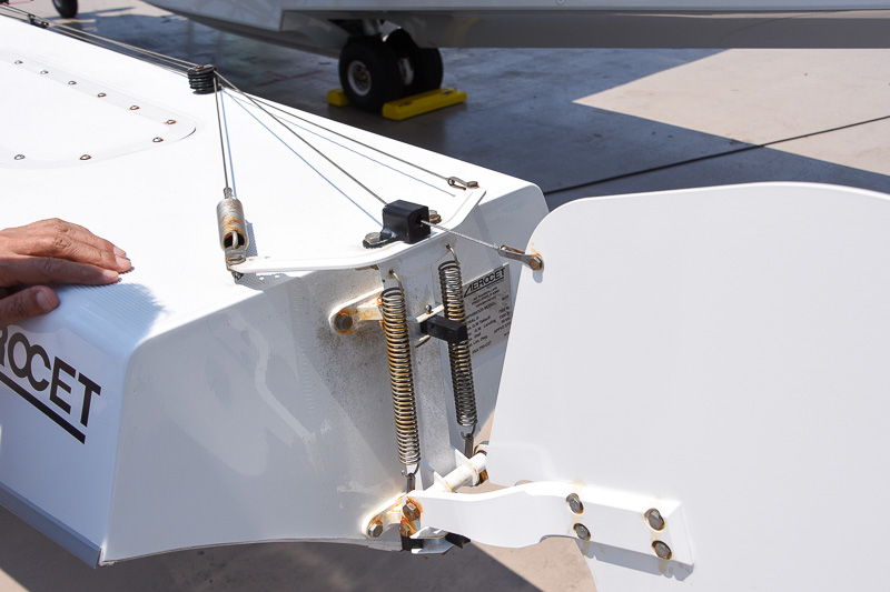 フロート後端に舵。ワイヤーで「持ち上げ」と「左右」の動作が可能