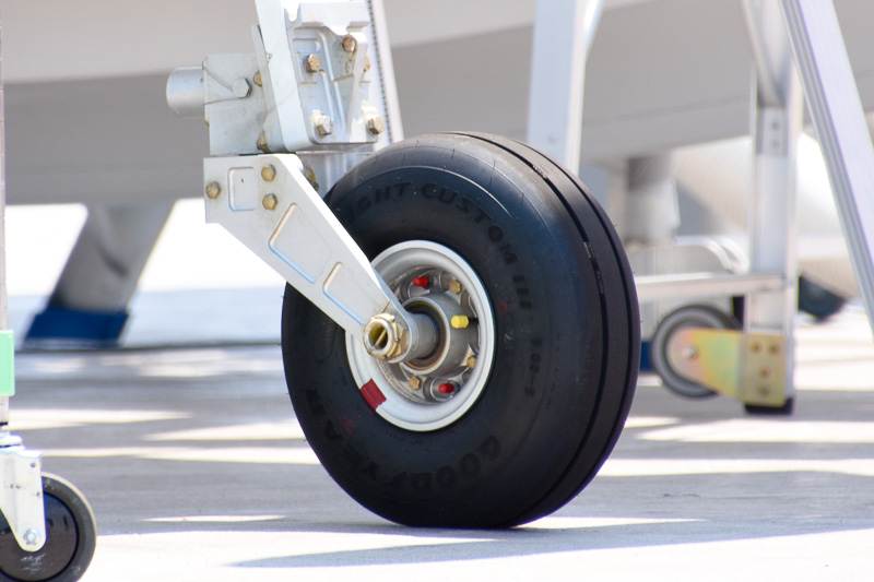 陸上用の脚は、各フロートに前方1個、後方2個の計3個のタイヤを使用。いずれもグッドイヤー製タイヤ