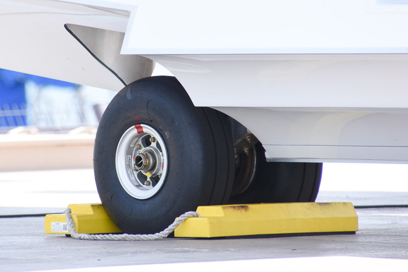 陸上用の脚は、各フロートに前方1個、後方2個の計3個のタイヤを使用。いずれもグッドイヤー製タイヤ