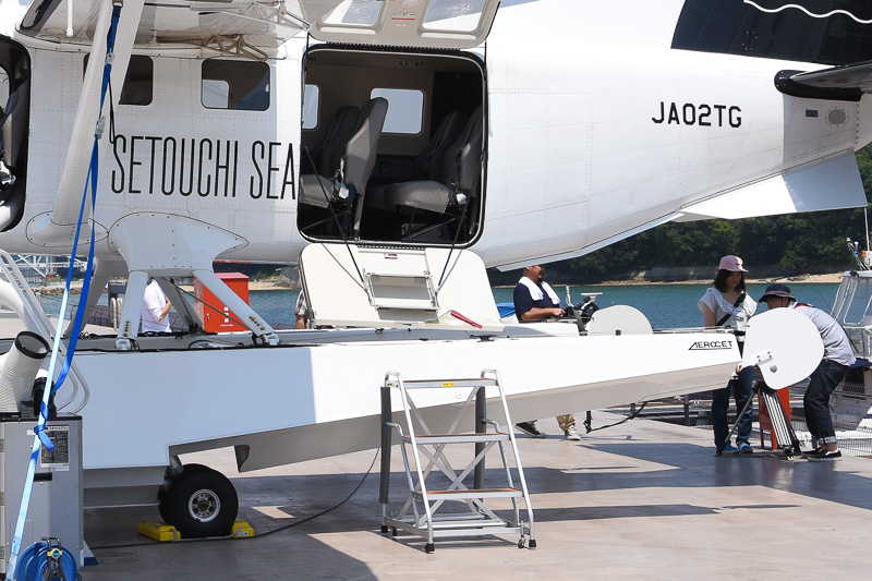 フロートを装着したことで搭乗口まではかなりの高さ。脚立を使って乗り降り