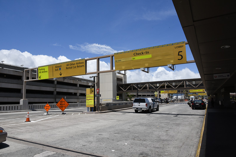 ホノルル空港出発ターミナル5番ロビーにJALのカウンターがある