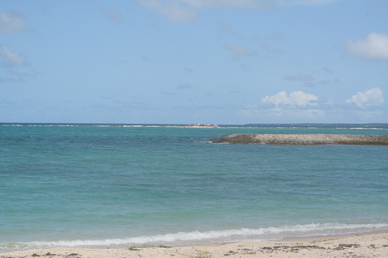 桟橋右側のマリンレジャー区域の向こうには久高島が見える