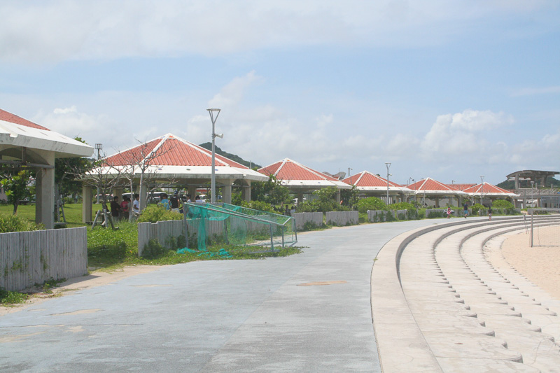 赤瓦をあしらった東屋が並ぶ。テーブル3つが備わったゆったりサイズ